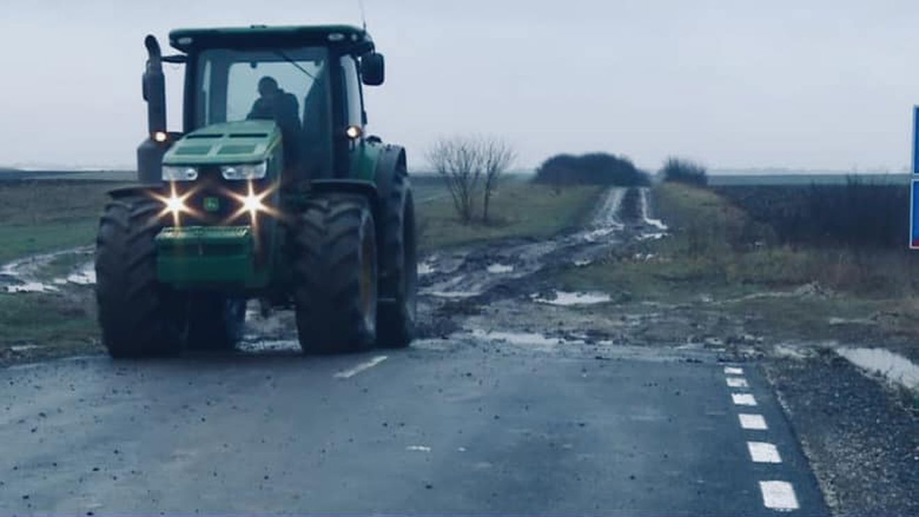 Primăria din Matca, unul din cele mai mari bazine legumicole ale României, amendează proprietarii de tractoare sau camioane care murdăresc drumurile recent asfaltate