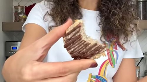 Rețeta virală de biscuiți cu banană și cocos care se face în 20 de minute / Au doar 3 ingrediente și nu conțin zahăr rafinat