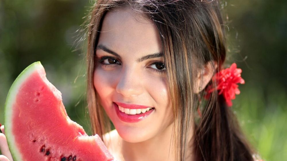 Pepenele roșu, fructul-minune care ne hidratează, reglează tensiunea, previne cancerul și întreține creierul