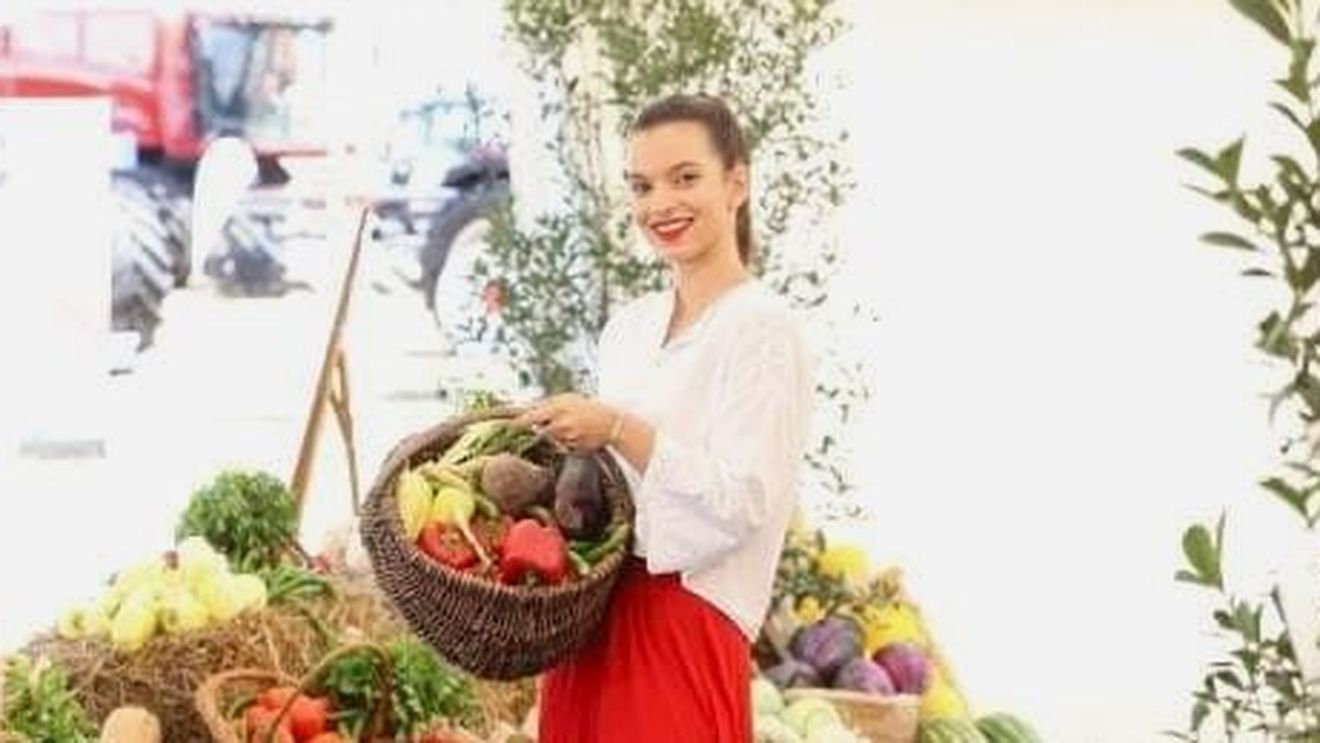 „Agricultura trebuie privită ca un drum valoros în carieră” - Iris Roșculeț, tânăra care duce inovația în agricultura din România /  „Sere Dulci”, între roșii cherry, dulceață de ardei iute și struguri pe pergolă