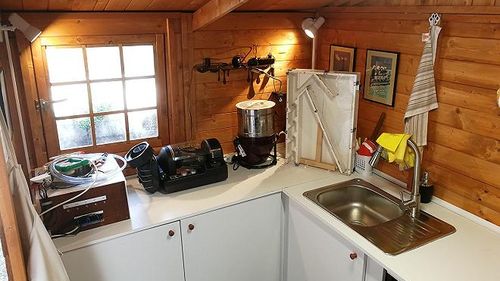 Cea mai mică ciocolaterie din lume, într-o căsuță de grădină. Ce instrumente sunt necesare pentru a produce ciocolată?