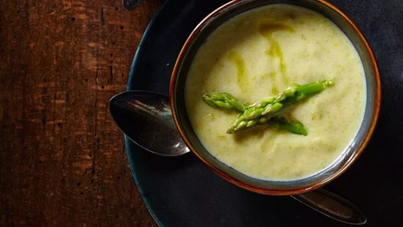 Supă de sparanghel proaspăt, cu lămâie / Rețeta cu curry și lapte de cocos este pur și simplu delicioasă