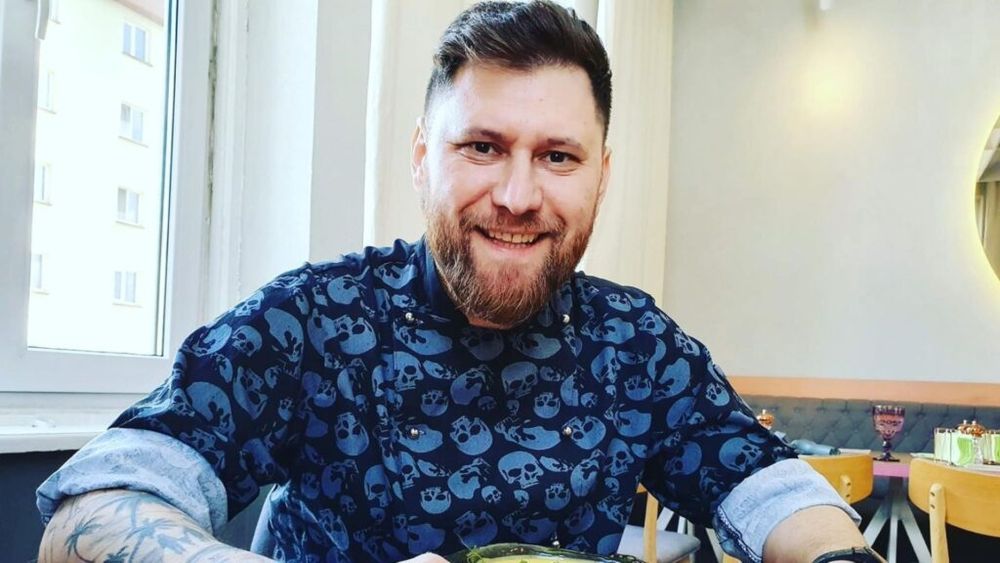 CHEF FĂRĂ SECRETE / Chef Andrei Voica, bucătarul echipei naționale de fotbal, a renunțat la „pâinea străinătății” pentru cea umplută cu telemea, ca la bunica acasă: „M-am întors în România ca să devin cine sunt astăzi”/ Fostul câștigător MasterChef știe cu ce se „mănâncă” fotbalul