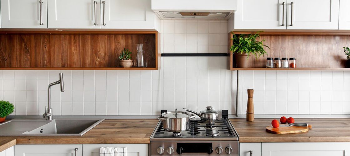 Obiceiul banal din bucătărie care îți poate pune casa în pericol: de ce nu e bine să ții prosopul pe cuptor