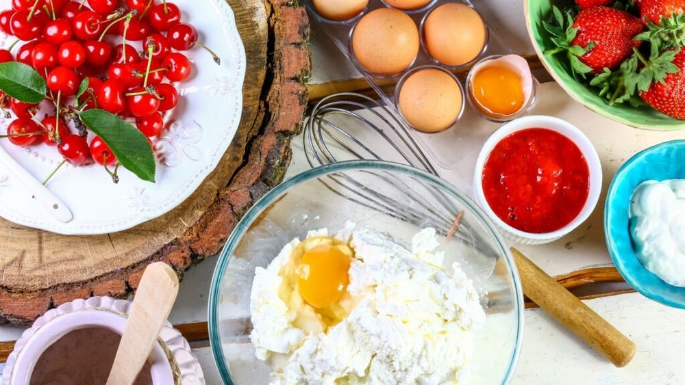 Mic dejun tradițional în Lituania: Cheesecake cu varske, o brânză asemănătoare cu cea cottage sau quark / Se servește, de regulă, cu un strat generos de smântână și dulceață