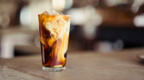 Cum poți folosi zațul de cafea pentru un „cold brew” ieftin și ușor de făcut acasă 