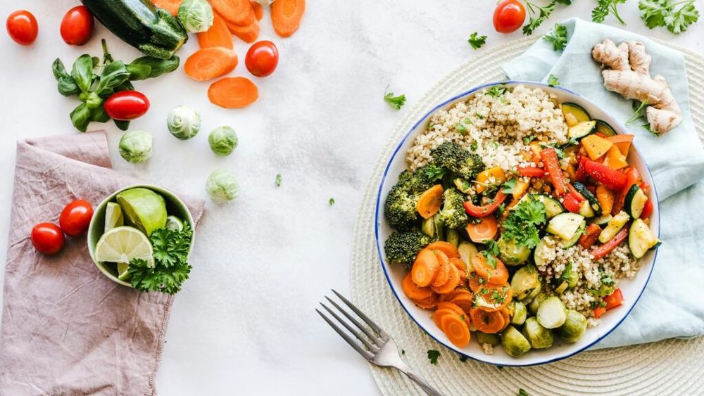 Trei cuvinte care ar putea revoluționa dietele: Adaugă, nu elimina! Nutriționiștii consideră acest nou concept mai eficient și mai sustenabil decât restricția alimentară