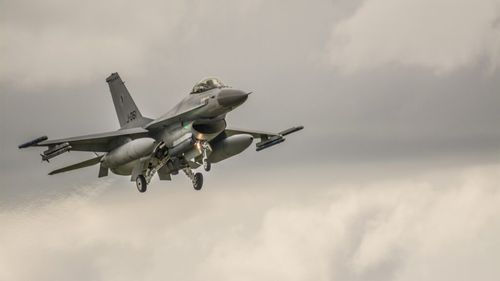 Avioanele F-16 au ajuns în Ucraina, unde vor fi foarte solicitate. Ce mănâncă piloții de aeronave de luptă înainte și în timpul unor misiuni importante? / Mersul la toaletă, imposibil