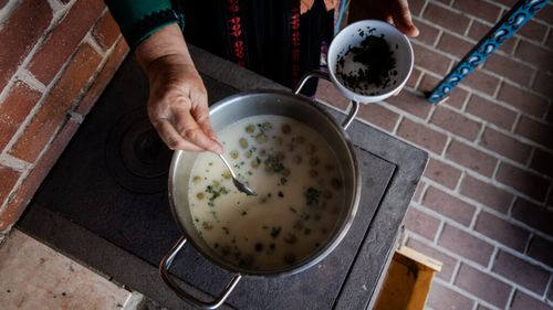 Cum se prepară ciorba de agrișe cu ciolan afumat, o mâncare tradițională din Țara Călatei / Această zonă, situată între Cluj-Napoca și Huedin mai este renumită și pentru brânza de Călata și cartoful de Râșca