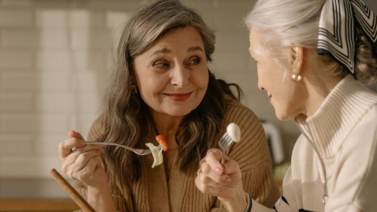 Alimente sănătoase pentru persoanele cu insuficiență renală: Fructele și legumele trebuie consumate în funcție de rezultatul analizelor de sânge, carnea, grăsimile și carbohidrații, doar cât recomandă dieteticianul, iar sarea și apa ar trebui limitate