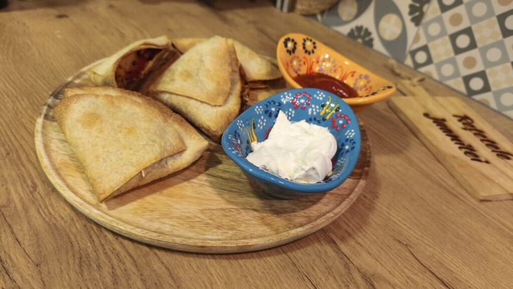 FOTO-VIDEO | Quesadilla „pliculeț”, un mod de a împacheta carnea, legumele și brânza pentru a mușca ușor din acest fast-food crocant și sănătos