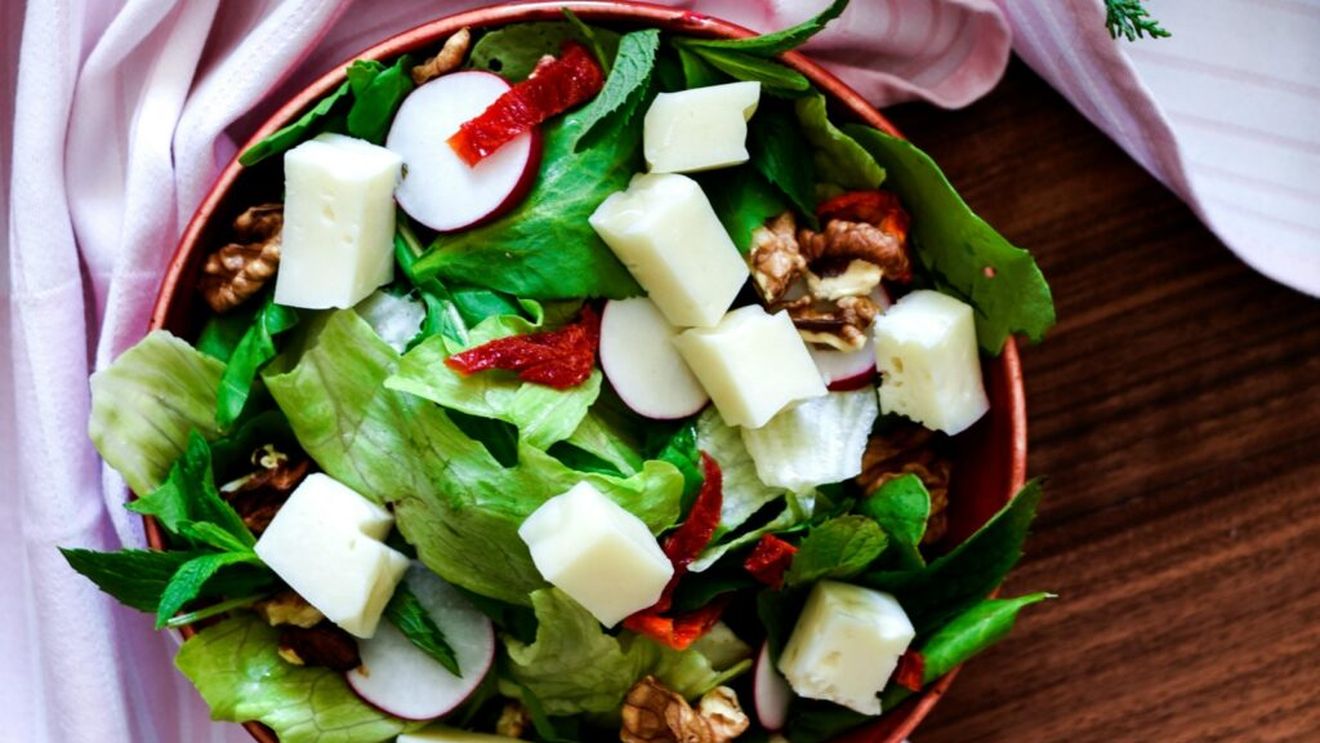 Știai că frunzele de ridichi sunt comestibile? Nu le mai arunca!/ Sunt sănătoase și hrănitoare și poți prepara, rapid, o salată delicioasă