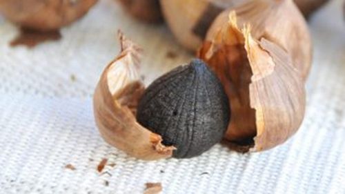 Usturoiul negru, ciudatul aliment care are beneficii nebănuite pentru sănătate/Cum se obține și de ce ar trebui să-l consumi