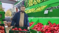 FOTO | „Asta ne trebuia, nu săli de jocuri de noroc” / Un aprozar deschis la Sibiu vinde legume românești cu prețuri sub 10 lei/kg / Magazinul este, de fapt, o cooperativă agricolă formată din 75 de familii de producători