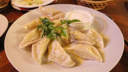 Rețetă delicioasă de colțunași cu carne | Se servesc calzi, stropiți cu unt topit și presărați cu ceapă prăjită sau smântână