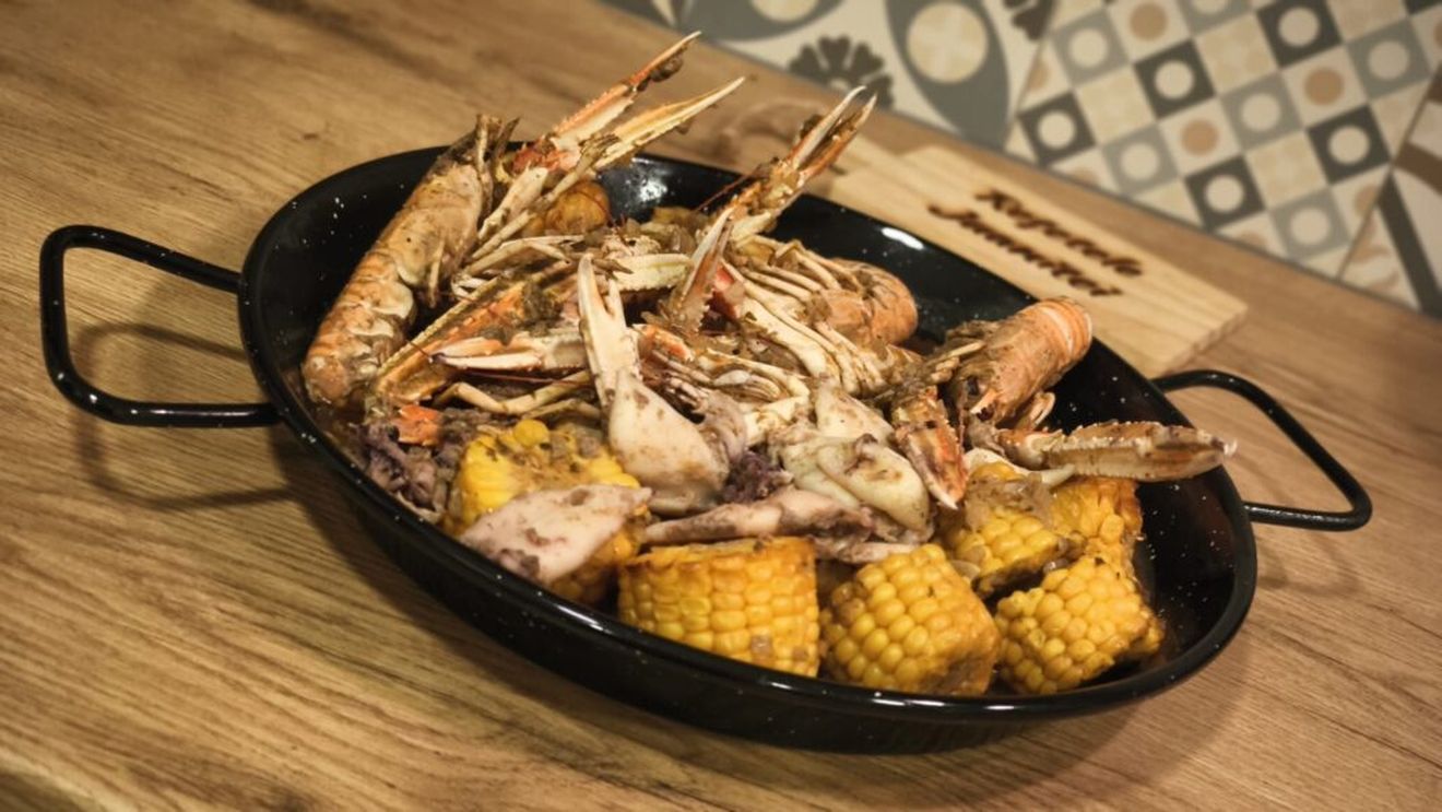 VIDEO | Rețetele Juanitei | Fructe de mare pregătite „la pungă” în cuptor (seafood boil bag), mâncarea rapidă care a devenit virală/ La restaurant ar costa câteva sute de lei, acasă o prepari repede, ușor și mult mai ieftin