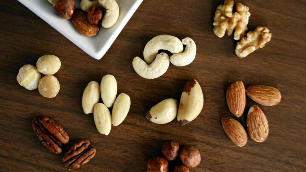 Trei efecte secundare ale consumului excesiv de oleaginoase / Specialiștii te sfătuiesc să mănânci cu măsură nuci braziliene, migdale sau alune, pentru că riști să te îngrași, să ai probleme digestive sau chiar să faci intoxicație cu seleniu