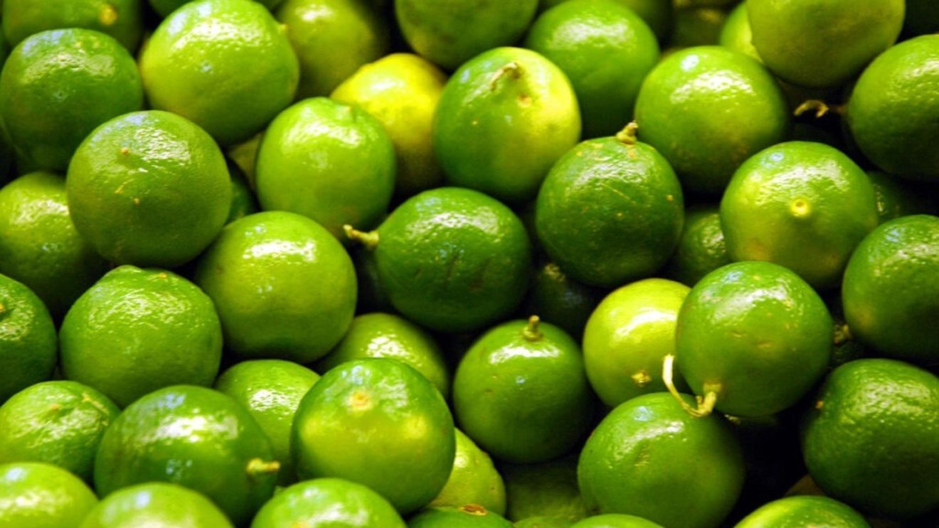 VIDEO | De ce n-ar trebui să confunzi lime-ul cu lămâia/ Folosește felii sau suc de lime pentru a aromatiza apa de băut și vei profita zilnic de beneficiile acestui fruct care accelerează digestia și întărește sistemul imunitar