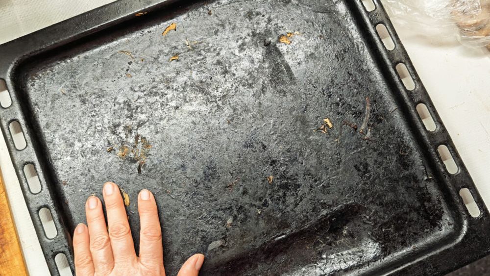 Cum faci tăvile de cuptor să arate din nou ca noi. Trucurile simple care îndepărtează grăsimea arsă