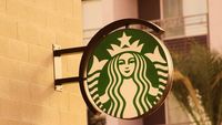 Starbucks introduce bonusuri pentru barista / Măsura face parte din strategia lansată de Brian Niccol, care a preluat conducerea companiei în 2024