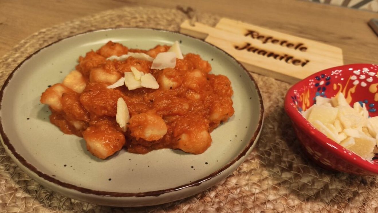 VIDEO | Rețetele Juanitei | Paste cu sos de dovleac, roșii, smântână și parmezan - ușor de gătit și cu gust de toamnă târzie