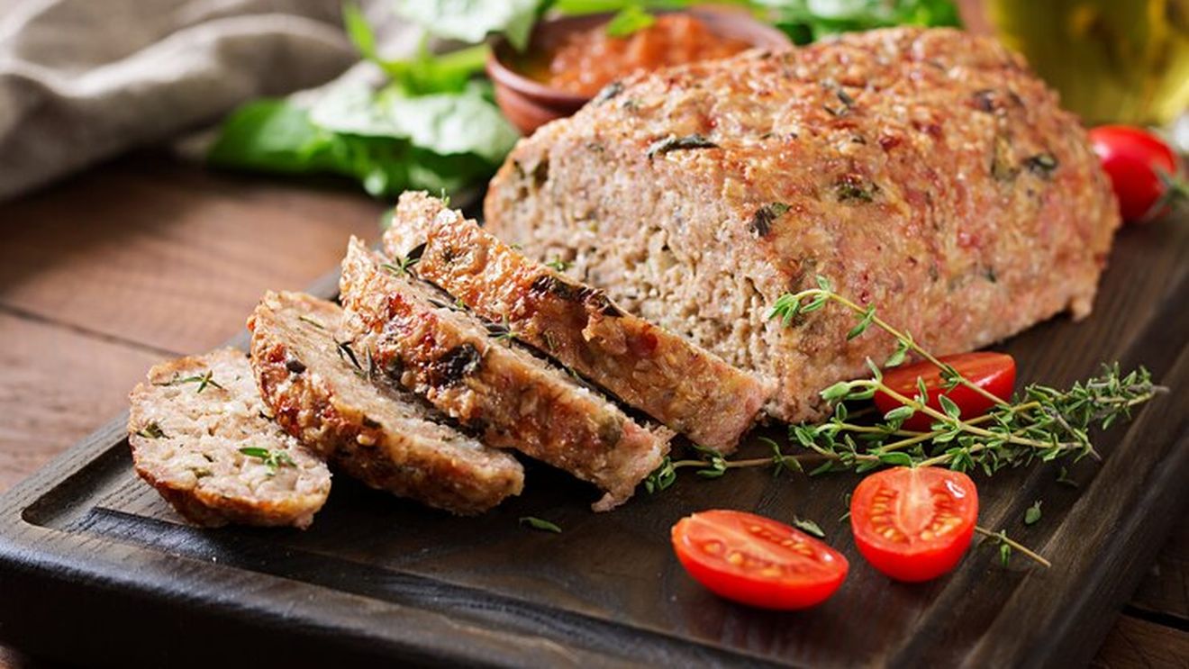 Cea mai simplă rețetă din carne tocată pentru masa de Crăciun sau Revelion. Polpettone, versiunea italiană a unui preparat internațional cunoscut ca „meatloaf”