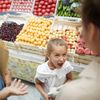 72% dintre părinți ajung să cumpere gustări nesănătoase la insistențele copiilor / Ce arată un nou studiu despre cumpărăturile în familie
