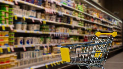 Recenziile cu emoji decid bonusurile angajaților într-un supermarket din Polonia. Experții în dreptul muncii contestă sistemul