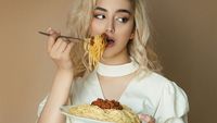 Te balonezi după ce mănânci pâine sau paste? Nu înseamnă neapărat că glutenul este cauza. 8 posibile explicații