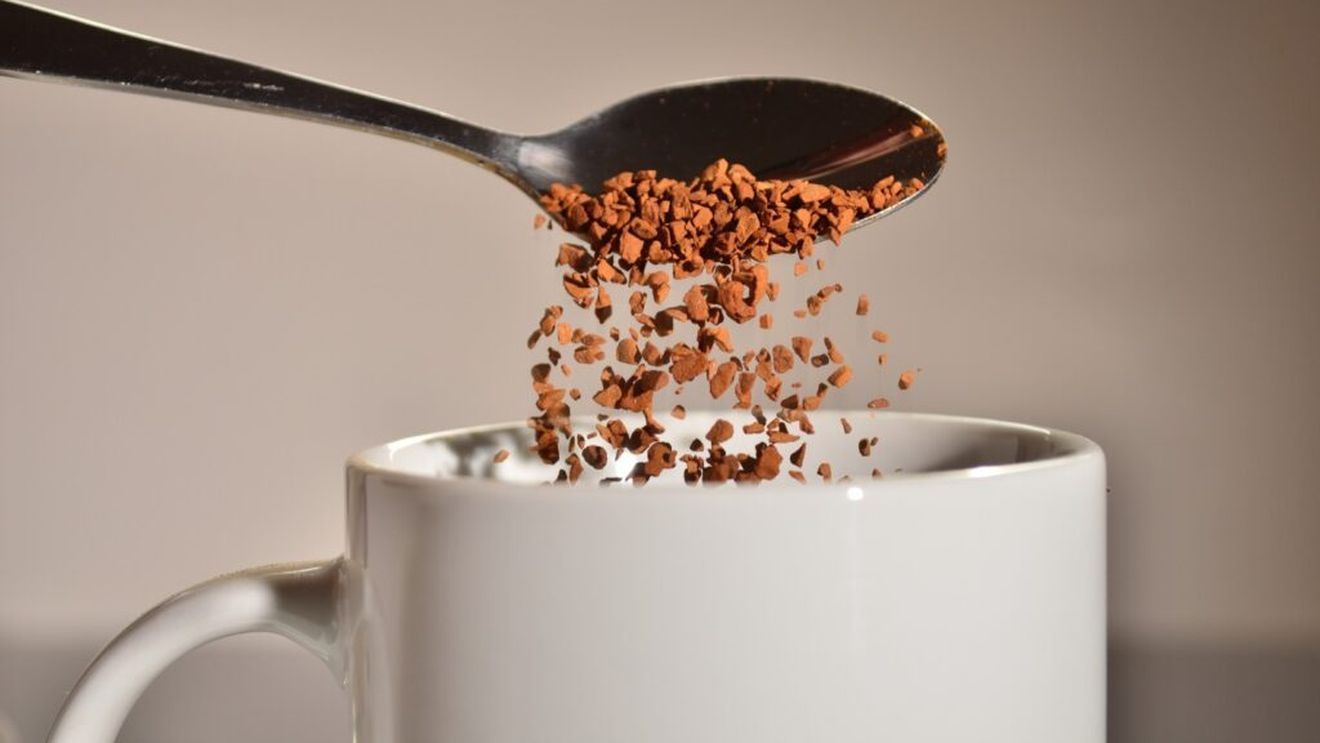 Cafeaua instant a fost inventată în 1901 de către un chimist japonez, în Chicago / Deși inițial nu era populară, a devenit un succes global în timpul celui de-al Doilea Război Mondial