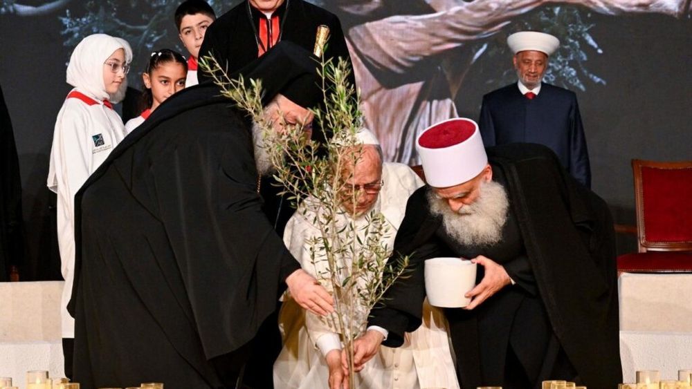 VIDEO | Papa Leon al XIV-lea a plantat, înconjurat de lideri religioşi libanezi, un măslin tânăr, ca simbol al păcii, sub un cort uriaş ridicat în centrul Beirutului