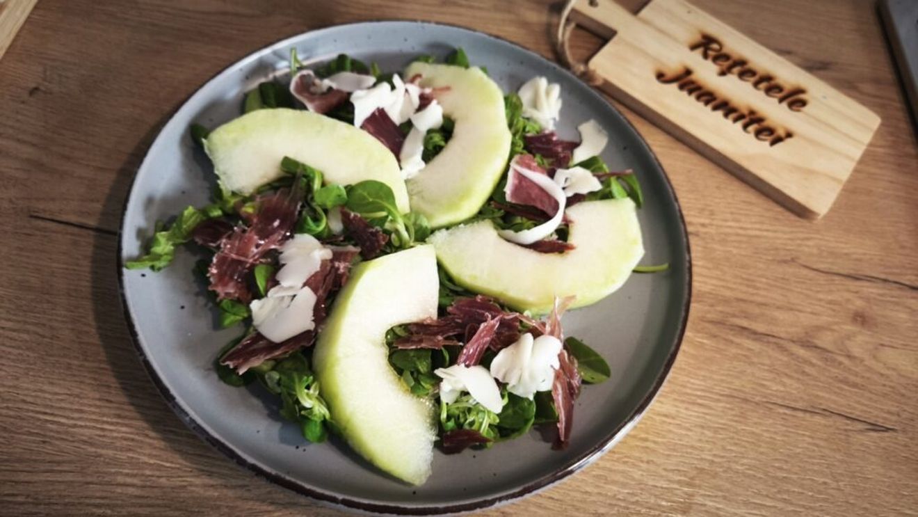 Salate cu fructe de vară - ultimele zile în care ne putem bucura de ele/ Salată cu rucola, valeriană, pepene galben, jamon și brânză de capră