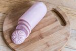 Parizer vândut ca fiind de porc, dar cu doar 1% carne de porc la analize / Explicația producătorului: apa ar fi „transformat” porcul în pui