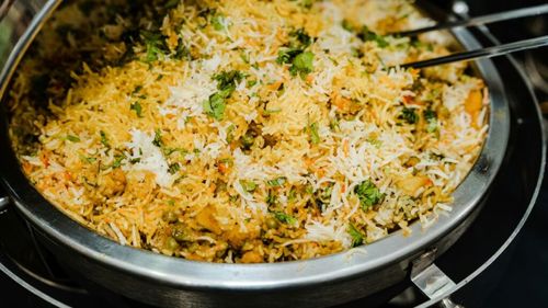 Orezul biryani este ca o foaie albă pe care mirodeniile Asiei au desenat mii de gusturi. De origini persane, a ajuns, tranzitând India, în toate colțurile lumii și înseamnă nenumărate combinații aromatice adăugate în straturi peste orezul cu bob lung