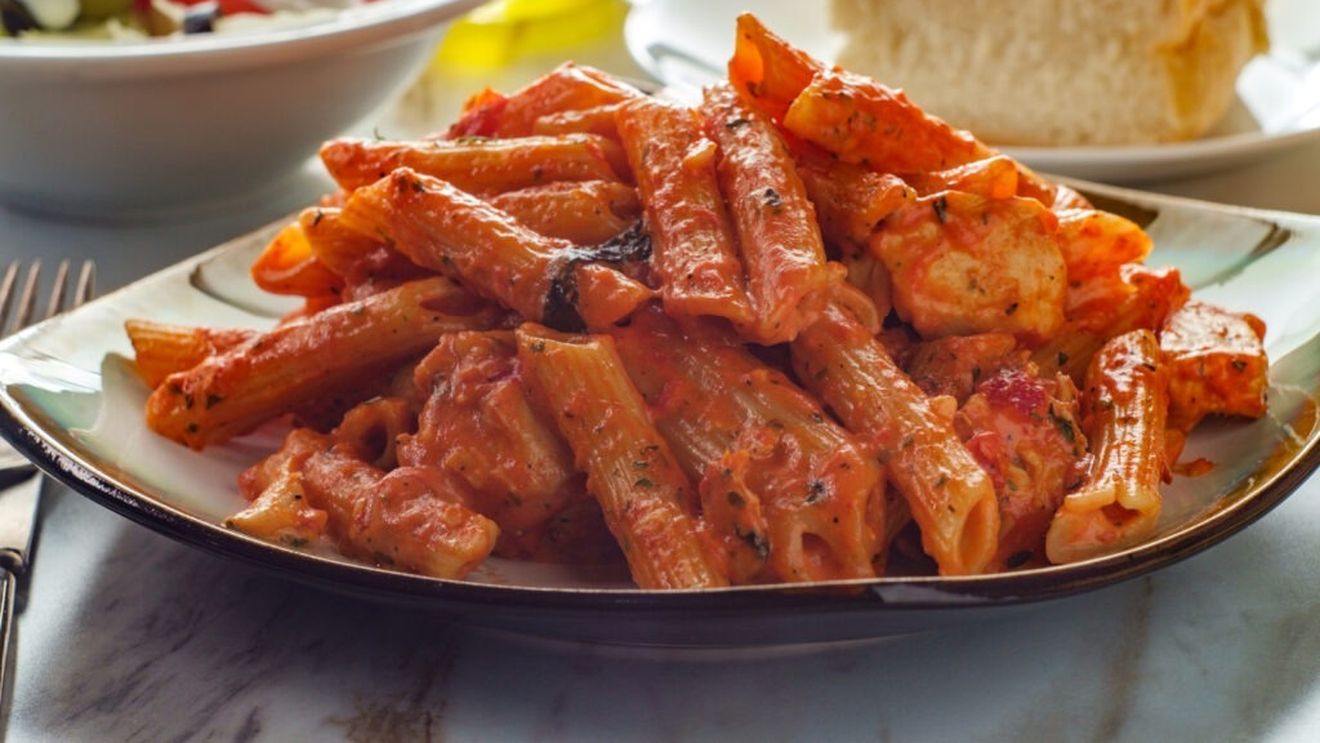 Pastele de vineri seara. Paste alla carcerata. Rețetă ultrarapidă cu sos din cârnați, suc de roșii, ceapă și smântână