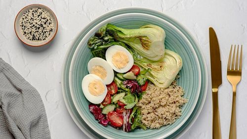 Nutriționist: Iată cum putem combina cel mai bine alimentele pentru un prânz sănătos la birou. Ce să alegem din fiecare grupă de macronutrienți. O rețetă rapidă de cușcuș