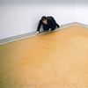 O podea realizată din 800 de kilograme de unt de arahide, expusă într-un muzeu din Olanda. Vizitatorii sunt îndrumați să „urmeze mirosul”