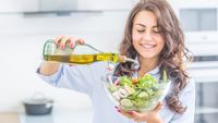 De ce roșiile merg cu ulei de măsline, iar spanacul cu lămâie. Combinațiile alimentare care ajută organismul să absoarbă mai mulți nutrienți