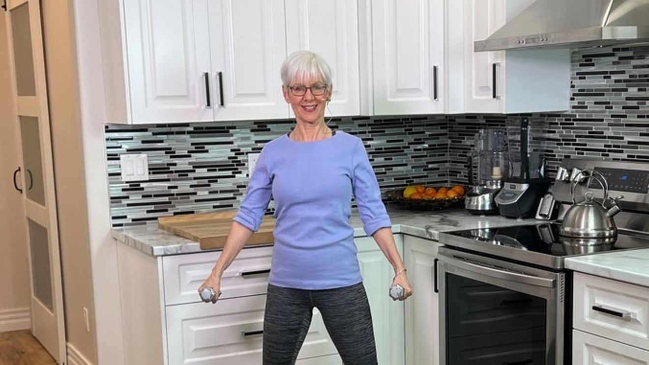 Instructoare de fitness de 67 de ani și care arată ca de 40, cu peste 1 milion de followers: iată cum se hrănește ca să se mențină în formă