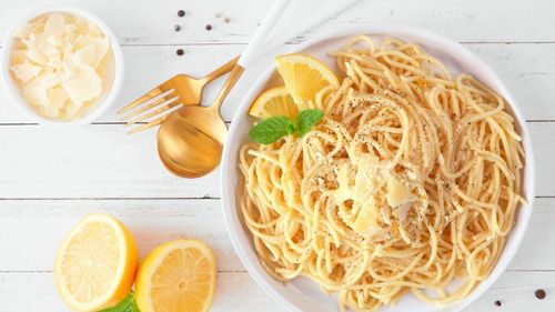 Pastele de vineri seara. Spaghetti cu lămâie, usturoi și parmezan. Cea mai rapidă și răcoritoare rețetă de paste