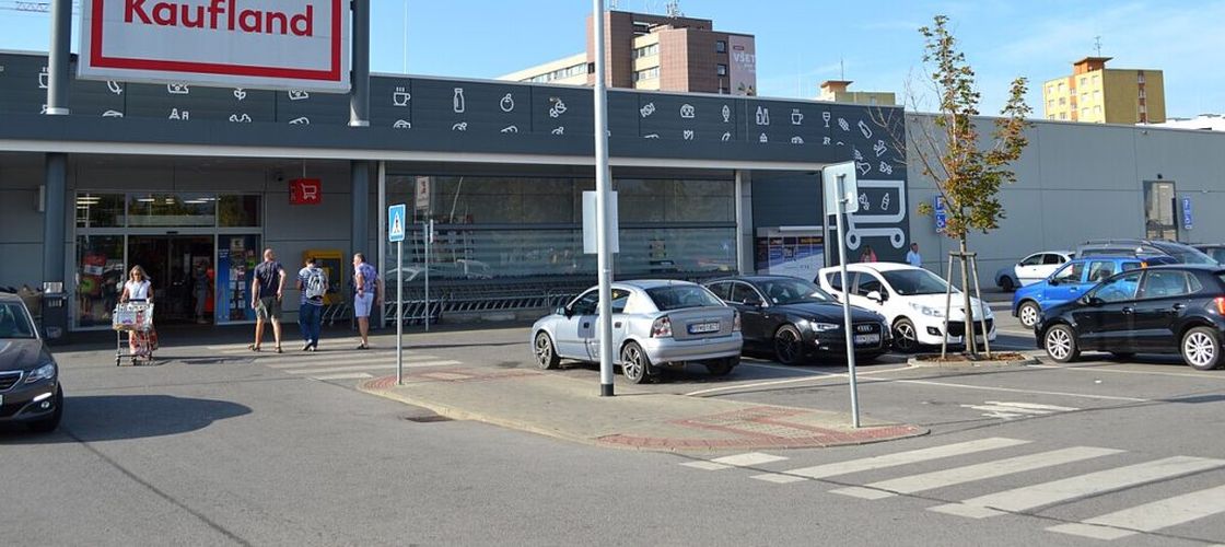 Kaufland începe să închirieze locurile de parcare. Retailerul testează abonamente lunare și anuale într-un magazin din București