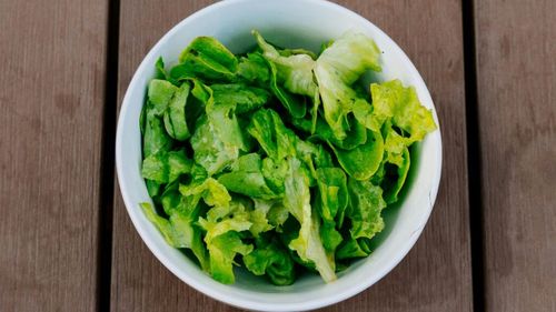 Mituri și adevăruri despre salata pe care s-au format pete portocalii: e sigură sau nu pentru consum?