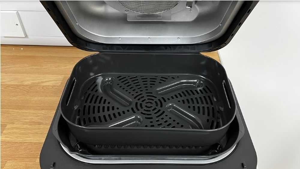 Friteuză cu aer cald versus cuptor: Care este mai economic / Analiză comparativă între cele două electrocasnice, în cazul unor preparate clasice: pui, cartofi prăjiți sau tort