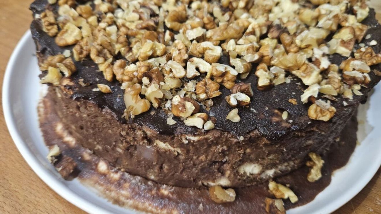 Ceva dulce | Transformă un desert banal într-un preparat festiv. Tort din compoziție de salam de biscuiți (VIDEO)