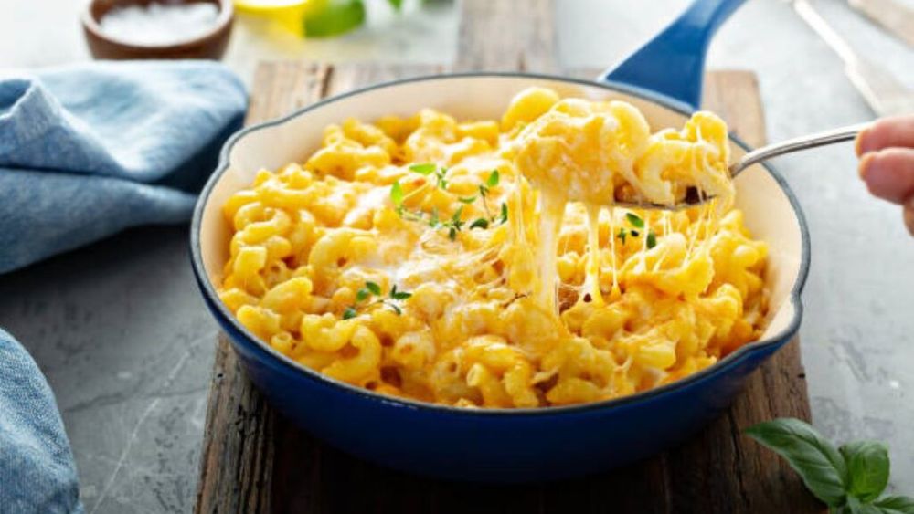 Pastele de vineri seara. Rețeta de mac and cheese americane adaptate la cașcavalul românesc. Mult mai mult decât simple paste cu brânză