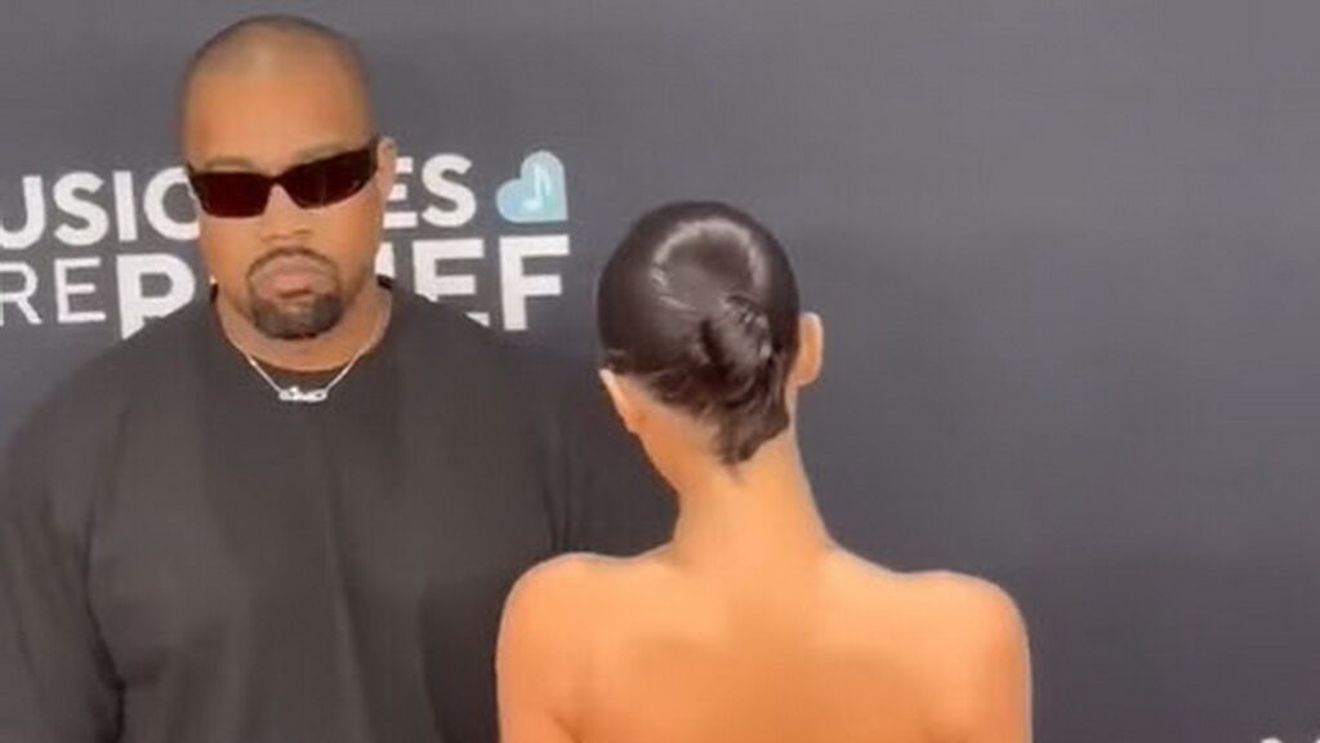 Nevasta rapperului Kanye West ar fi preferat o rochie normala pe covorul de la Grammy, dar soțul său este cel care îi impune regulile de comportament/ De la cum se îmbracă până la dieta pe care trebuie să o urmeze, Bianca nu are prea multe de spus