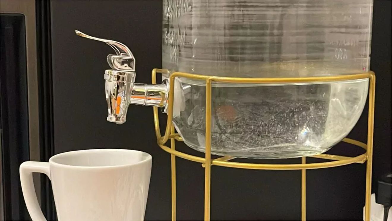 De ce contează ce beau copiii tăi: aspectul pe care majoritatea părinților îl pun pe planul doi. Câte căni de apă sunt necesare pe zi, în funcție de vârstă