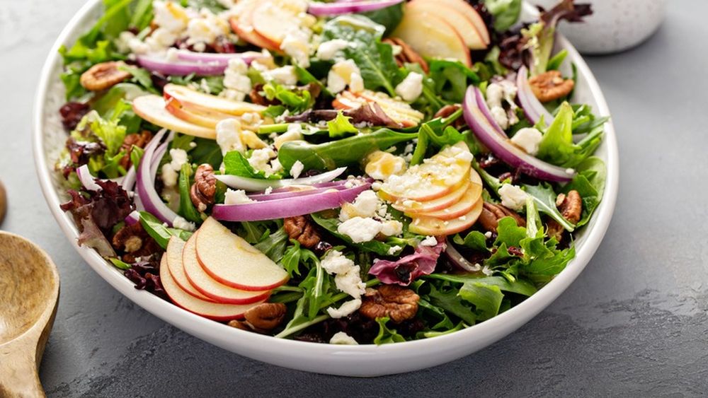 Din ce poți face o salată iarna? Toate alimentele vegetale pe care le putem combina cu proteine în anotimpul rece. 4 idei de salate ca fel unic