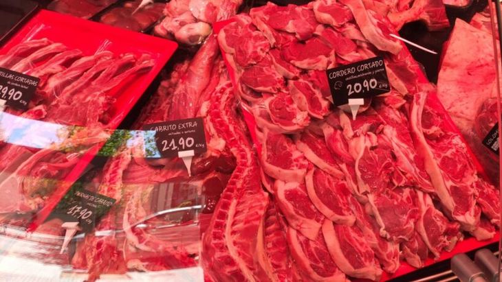 VIDEO FOTO | Prețul mielului urcă în ritm alarmant. Cât a ajuns să coste un kilogram de cotlet de miel în România și în Spania? În ambele locații vorbim de produse locale proaspete