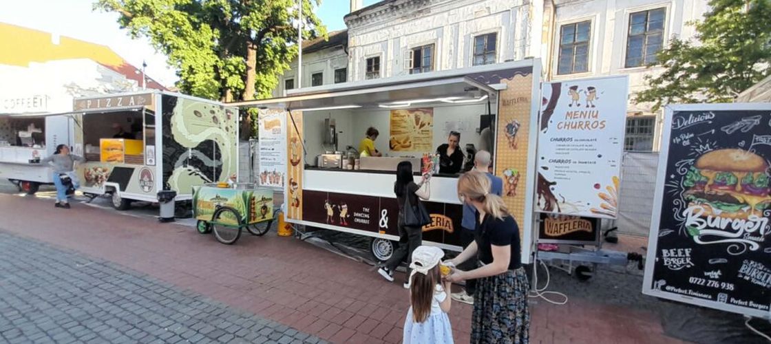VIDEO FOTO | Rulotele au „furat” show-ul la Food Truck Festival din Timișoara: bucătării pe roți, unde se prepară de la burgeri, pizza, pleșcavița, doner kebab, ciolan, până la hot dog, paste și deserturi precum papanași, colaci secuiești